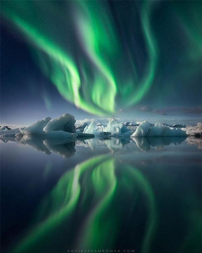 "Sự hội tụ" của Bắc cực quang ở Jökulsárlón, Iceland được chụp bởi Agnieszka Mrowka.