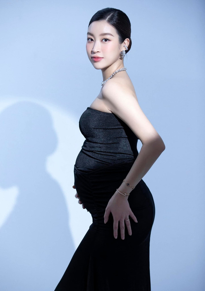 Hoa hậu Việt Nam 2016 trông tươi tắn, rạng rỡ suốt thời gian mang thai. Cô diện váy quây ôm sát, kết hợp đeo trang sức sang trọng (Ảnh: FBNV).