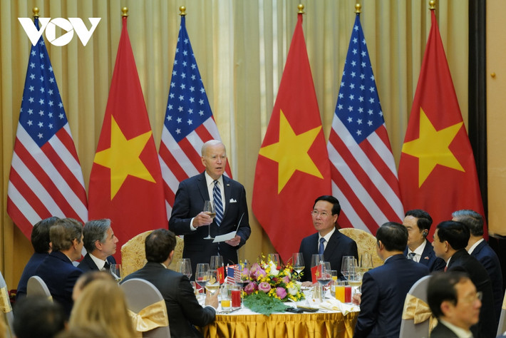 Tại buổi chiêu đãi ở Phủ Chủ tịch, Tổng thống Hoa Kỳ Joe Biden nhắc đến hai câu nổi tiếng trong Truyện Kiều: “Vinh hoa bõ lúc phong trần / Chữ tình ngày lại thêm xuân một ngày” và cho rằng: “Đây là ngày chúng ta có thể cảm nhận được vinh hoa và ấm áp của những cơ hội vô hạn mở ra trước chúng ta”.