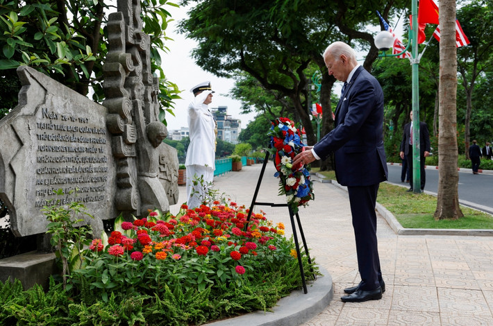 Trên đường ra sân bay, Tổng thống Biden đã tới đặt vòng hoa tại phù điêu cố Thượng Nghị sĩ John McCain bên Hồ Trúc Bạch (Ảnh: Reuters)