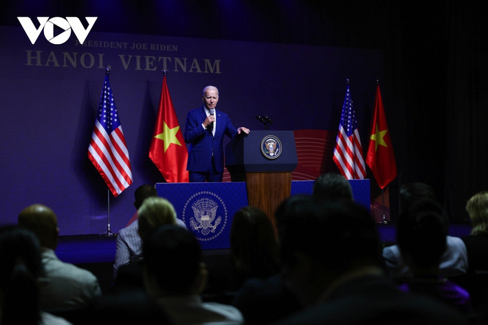 Họp báo tối 10/9 tại khách sạn Marriott, Hà Nội, Tổng thống Biden đã cảm ơn sự đón tiếp của Việt Nam và nhấn mạnh chuyến thăm cấp Nhà nước của ông mang tính lịch sử.