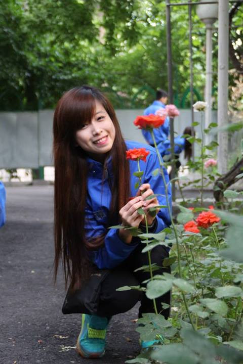 Vẫn giữ vẻ vui tươi, nhắng nhít như mọi khi, hoa khôi làng võ Việt Châu Tuyết Vân luôn tươi cười, hoạt bát và tích cực chụp ảnh, lưu giữ kỷ niệm cùng các đồng đội.