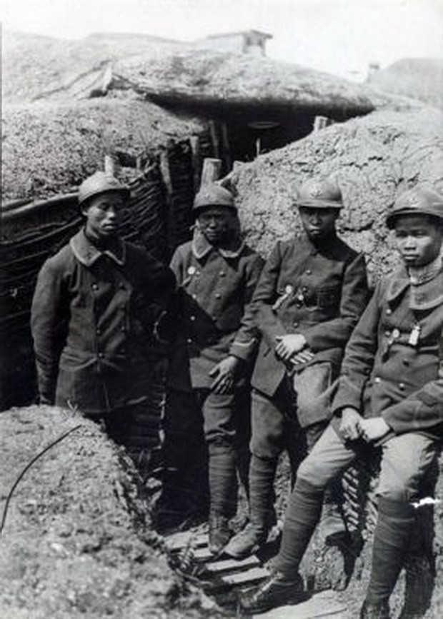 Năm 1914 - 1918 tại mặt trận sông Marne, binh lính An Nam trong các chiến hào.
