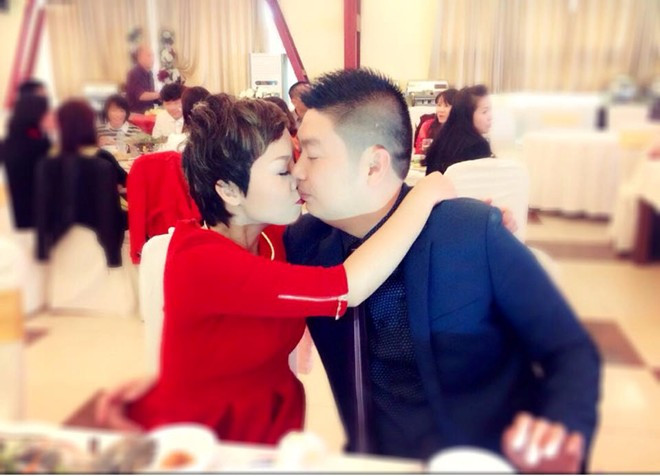 Nữ ca sĩ trao cho vị hôn phu nụ hôn tình tứ ngay trước sự chứng kiến của người thân.
