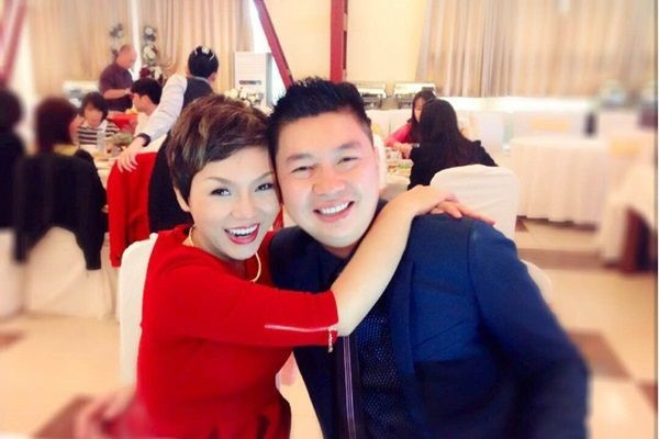 Cặp đôi rạng rỡ trong sự kiện trọng đại. Được biết, cả hai đã hoàn thành thủ tục kết hôn trước khi làm lễ đính hôn. Vị hôn phu của Thái Thùy Linh là gương mặt quen thuộc của giới truyền thông Hà Nội và có nhiều điểm chung cùng nữ ca sĩ. Đặc biệt, Ngô Quang Cường và con gái riêng của Thái Thùy Linh có tình cảm thắm thiết. Anh thường xuyên là người đưa đón bé Gạo Nếp trong khi Thái Thùy Linh bận đi diễn xa.
