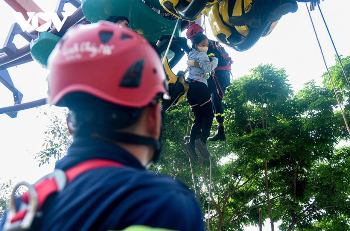 Trung tá Lê Văn Lưu, Phó trưởng Phòng Cảnh sát Phòng cháy chữa cháy và cứu nạn cứu hộ, Công an thành phố Đà Nẵng cho biết, buổi diễn tập nhằm nâng cao nhận thức cho 2.000 cán bộ, công nhân viên và đội ngũ phục vụ tại Da Nang Downtown về công tác phòng cháy chữa cháy.