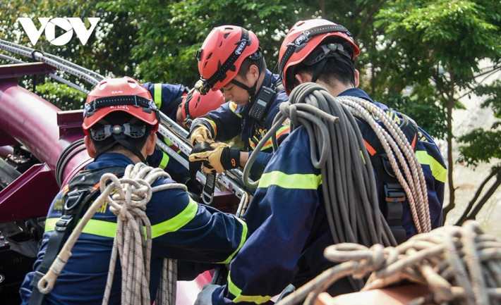 Tình huống đầu tiên phát sinh vào lúc 8 giờ, khi đoàn tàu Queen Cobra vận hành với 20 hành khách.