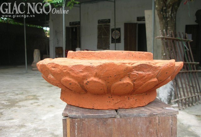 Đế sen là 1 khối hình tròn rỗng, tượng trưng cho vạn pháp quy tâm theo tinh thần Bát nhã tâm kinh, thân tạo múi dáng tổng cộng có 37 cánh sen mềm mại, như bông sen đang độ khai mãn, 37 cánh sen biểu thị tượng trưng cho 37 phẩm trợ đạo, bệ đài sen được tạo tác rất công phu với 2 lớp, diềm cánh xếp vòng tròn đồng tâm. Lớp dưới có 18 cánh, biểu thị tượng trưng cho 18 vị La-hán, lớp trên có 19 cánh sen biểu thị tượng trưng cho 1 quả vị Phật và 18 quả vị La-hán, xen kẽ giữa các lớp cánh sen là đường chỉ nổi và diềm văn chấm tròn như nhụy hoa.