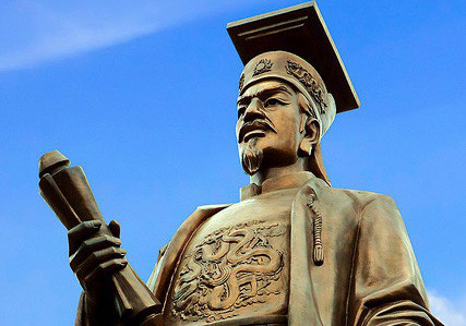 Theo sách “Đại Việt sử ký toàn thư”, dưới thời Lê Long Đĩnh (Lê Ngọa Triều), Lý Công Uẩn giữ chức Điện tiền chỉ huy sứ, trông coi quân cấm vệ, bảo vệ hoàng cung.