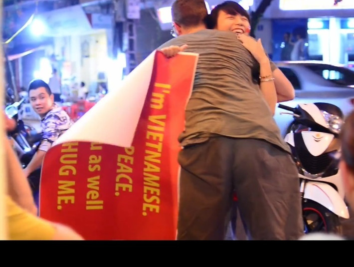 Đặc biệt, thông điệp mà Linh Kett mang theo mình "Tôi yêu hòa bình" cũng là tiếng nói mà rất nhiều bạn trẻ Việt Nam đang mong muốn thể hiện trong thời điểm hiện tại. Clip xuất hiện trên Youtube và được dân mạng đón nhận khá nhiệt tình. Không ít lời khen đã được gửi đến Linh Kett và ekip thực hiện clip.
