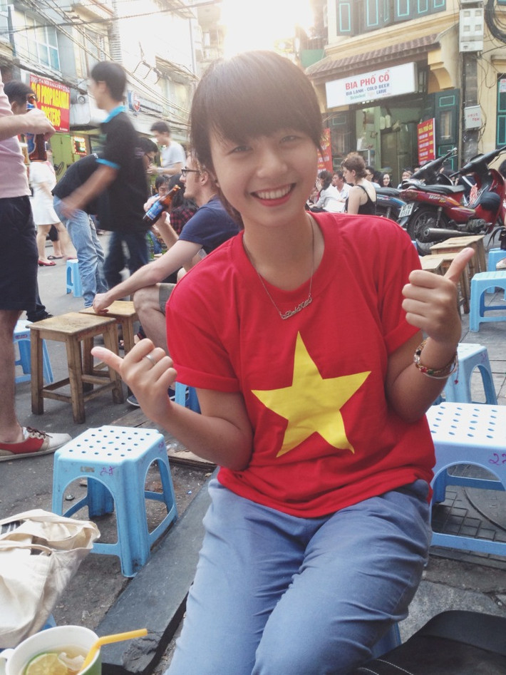 Ngoài ý nghĩa đặc biệt, điểm thu hút khác trong clip "Vietnam Love Peace" chính là nữ nhân vật chính Linh Kett. Cô bạn tên thật là Bảo Linh, cũng khá nổi tiếng trên mạng và đặc biệt gây ấn tượng bởi ngoại hình xinh xắn, giọng nói đáng yêu và nụ cười giản dị mà rất cuốn hút.