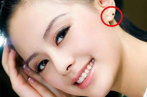 Nốt ruồi trên tai hoặc thùy tai. Bạn có phúc khí, trường thọ và tài vận tốt. Vành tai có nốt ruồi thì thông minh hiếu thuận, mặt sau tai có nốt ruồi thì tiềm lực tài chính lớn.