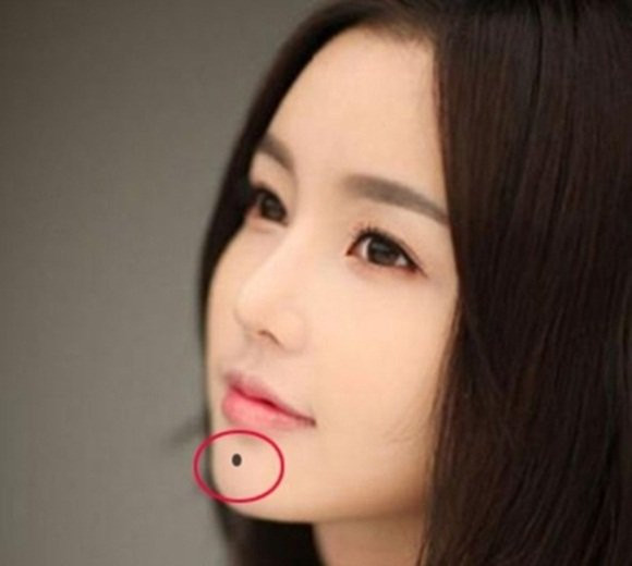 Nốt ruồi khai vận mọc ở cằm. Nốt ruồi mọc gần cằm, chủ về điền địa, nô bộc. Những người có nốt ruồi tốt mọc tại vị trí này thường có nhà cửa ruộng vườn khang trang lúc về già. Bạn cũng là người rất chú trọng phong vị của cuộc sống.
