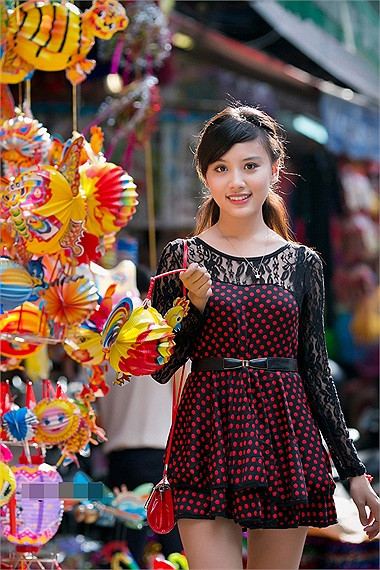 Hotgirl Trang Linzy của Đại học Phương Đông chọn phố Hàng Mã, Hà Nội để chụp ảnh bộ ảnh đón Trung Thu và mừng tuổi mới của mình.