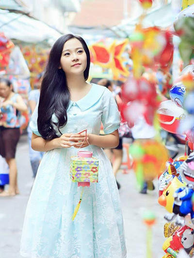 Cũng với khung cảnh phố lồng đèn rực rỡ, hot teen Tam Triều Dâng lại toát lên vẻ đẹp trong sáng, ngây thơ và cũng rất cuốn hút. Ảnh: FBNV.