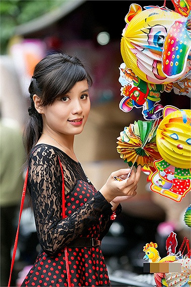 Phố Hàng Mã, Hà Nội những ngày này đông nghịt người, chủ yếu là những bạn trẻ, những cô nàng xinh xắn đi dạo phố, tận hưởng không khí Trung Thu.