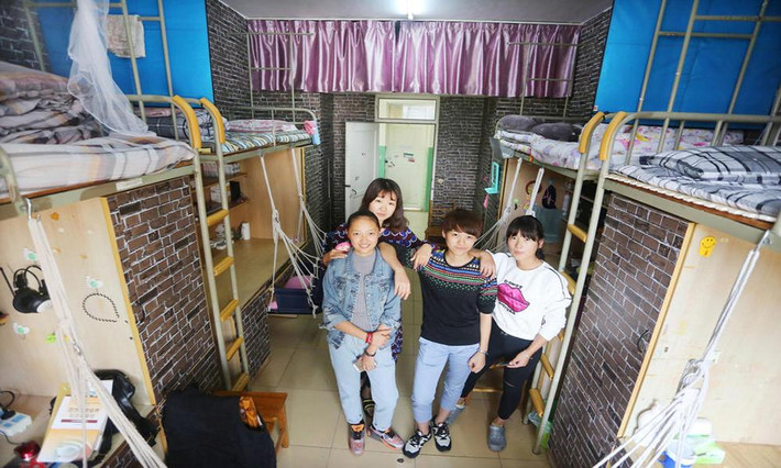 Bốn sinh viên năm nhất là Cao Man, Lin Qiaoua, Hanyu và Wu Maojun theo học ngành truyền thông, thiết kế tại trường Đại học Cửu Giang. Đối với họ, cuộc sống trong ký túc xá là một nét rất riêng làm nên cuộc đời sinh viên, vì vậy họ muốn tạo ra một môi trường sống thật khác biệt trong chính căn phòng ký túc để tạo sự hứng khởi, niềm hứng thú cho những năm học tiếp theo.