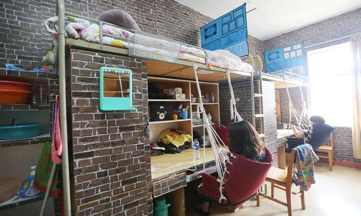 Ấn tượng đầu tiên về căn phòng là những tấm mảng tường gạch cổ mang phong cách retro. Thực chất đây không phải tường gạch thật mà được các nữ sinh dựng lên từ những vật liệu nội thất giá rẻ.