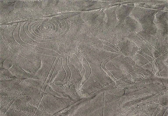 Đường vẽ Nazca (Peru): có hàng trăm hình vẽ với các kích thước và mức độ phức tạp khác nhau, trong đó, các hình lớn nhất có chiều ngang hơn 200m. Những đường vẽ này có thể nhìn thấy rõ nhất từ máy bay hoặc từ các chân đồi xung quanh. Một trong số các giả thuyết cho rằng, người Nazca đã tạo ra chúng để được các vị thần chú ý đến.