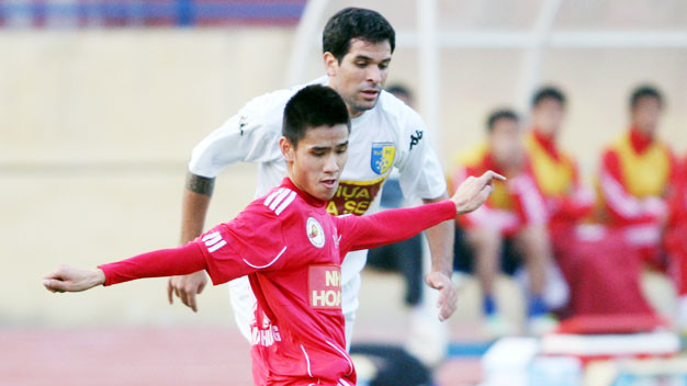 Bất ngờ vào năm 2010, Tiến Thành được gọi và tuyển thẳng vào đội trẻ Hải Phòng sau đó được triệu tập vào U19 quốc gia. Sau lần tập trung "hụt" với tuyển U22 năm 2012, Tiến Thành có bước "nhảy vọt" thẳng lên đội tuyển quốc gia. Tiến Thành có thể hình tốt và óc phán đoán nhanh nhạy nên được đánh giá là trung vệ chơi rất thông minh nhưng cũng không thiếu phần quyết liệt.