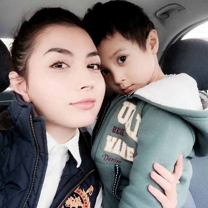Dù đã ở tuổi 30 và có một cậu con trai nhưng nhan sắc trẻ hơn tuổi thật rất nhiều của Thu Léa vẫn khiến nhiều người phải trầm trồ, ngưỡng mộ. Làn da trắng và đôi mắt sâu của Thu Léa khiến các chàng phóng viên ảnh ở các sự kiện mà cô xuất hiện không thể rời mắt.