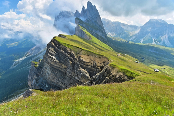Quang cảnh núi non ở Italy.