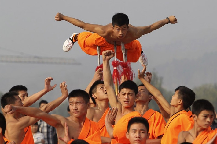Võ sinh Thiếu Lâm Tự trình diễn tại tỉnh Hà Nam, Trung Quốc.