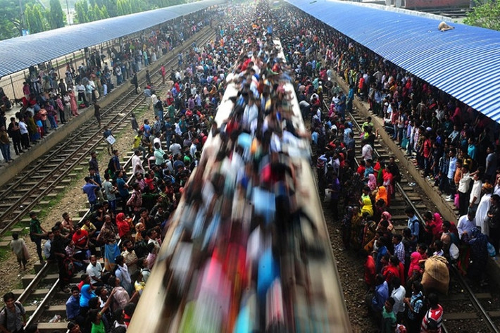 Người Bangladesh tại Dhaka bất chấp hiểm nguy đi tàu về với gia đình trước lễ hội Hồi giáo Eid al-Adha (Hiến sinh).