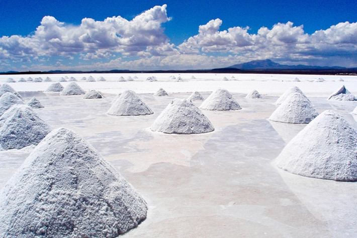 Hồ muối mênh mông trên lưng chừng trời Salar de Uyuni, Bolivia.