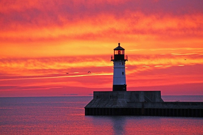 Bầu trời trên hồ Superior ở Minnesota, Mỹ rực rỡ vào lúc bình minh.
