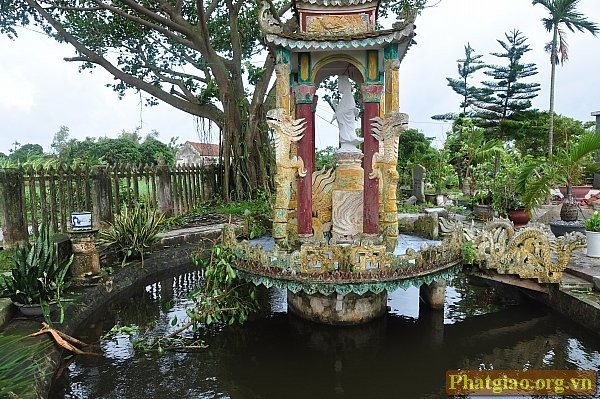 Cây Bồ Đề trước cổng chùa, ngay trước lầu Quán Âm gãy rạp nhiều cành to.