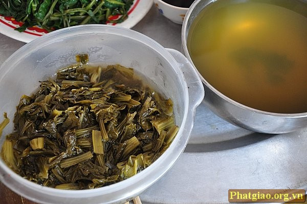Sớm ngày mùng 7/8, nhóm phật tử chúng tôi chuẩn bị cho chuyến đi cúng dường trường Hạ cuối cùng ở Nam Định, ai cũng thấp thỏm khi nghe thông tin bão sẽ đổ bộ vể Nam Định trong buổi chiều cùng ngày.