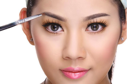 Hai mép vểnh lên: Biết nắm vững thời cơ. Môi và mép hướng lên trên và hơi cong, đồng thời môi màu đỏ là chiếc miệng phú quý. Loại người có hình môi như vậy thường được người khác giúp đỡ. Họ có khả năng dùng trí tuệ và nắm vững cơ hội biến ước mơ thành sự thật.