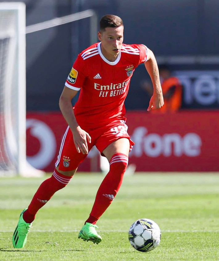 Julian Draxler chia tay PSG vào ngày cuối của kỳ chuyển nhượng hè 2022 và chuyển đến Benfica theo dạng cho mượn. Tại đây, tiền vệ người Đức nhận gần 583.000 euro mỗi tháng, trở thành cầu thủ hưởng lương cao nhất giải Bồ Đào Nha.