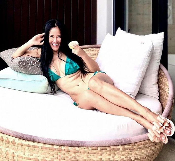 Diva Hồng Nhung từng khiến người hâm mộ ngỡ ngàng khi diện bikini khoe thân hình bốc lửa. Dù đã ở tuổi 52 nhưng nữ ca sĩ vẫn giữ được cơ thể săn chắc, đặc biệt là phần bụng.