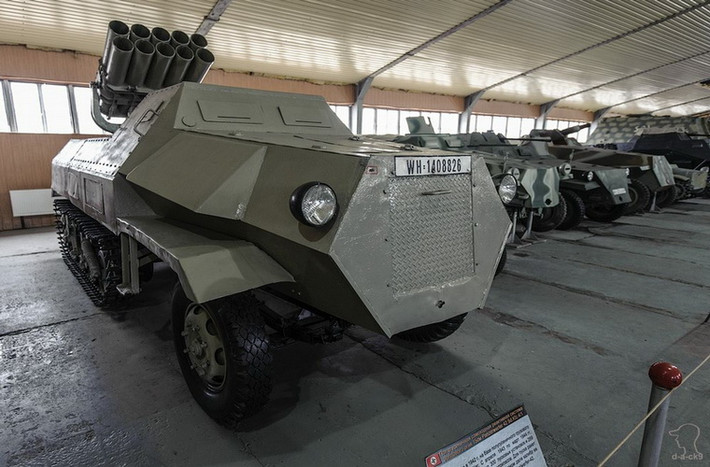 Xe pháo phản lực cỡ nòng 150mm (10 ống phóng) Panzerwerfer 42 Sd. Kfz 4\1 của Đức trong chiến tranh thế giới thứ 2. Nó là sự sao chép lại ý tưởng trước thành công của pháo phản lực Katyusha Liên Xô.