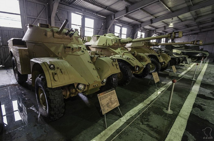 Xe bọc thép trinh sát Panhard AML 245 của Pháp.