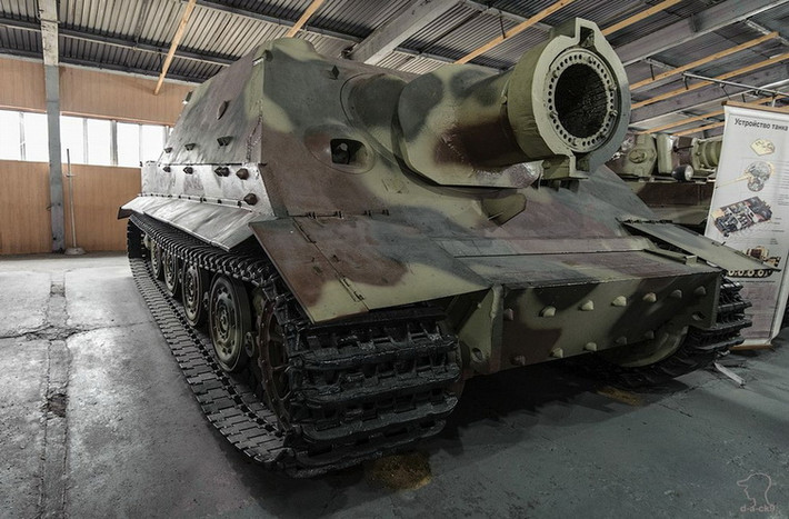 Pháo tự hành Sturmtiger của phát xít Đức trang bị pháo cỡ 380mm với chiều dài ngắn, dùng khung gầm cơ sở xe tăng Tiger. Pháo dùng để yểm trợ bộ binh trong tác chiến thành phố, rút kinh nghiệm từ trận Stalingrad. Có lẽ với quả đạn 380mm bắn trực tiếp thì khó có căn nhà nào có thể đứng vững.