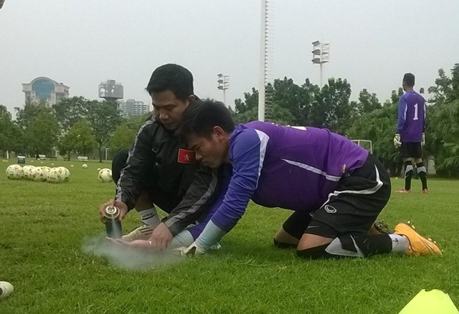 Thêm vào đó, tình trạng bị chấn thương ở một loạt cầu thủ quan trọng cũng khiến ông thầy người Nhật rơi vào trạng thái lo âu, khủng hoảng. Trong buổi tập hôm qua, thủ môn Nguyên Mạnh bị bong gân ngón tay và tỏ ra rất đau đớn.
