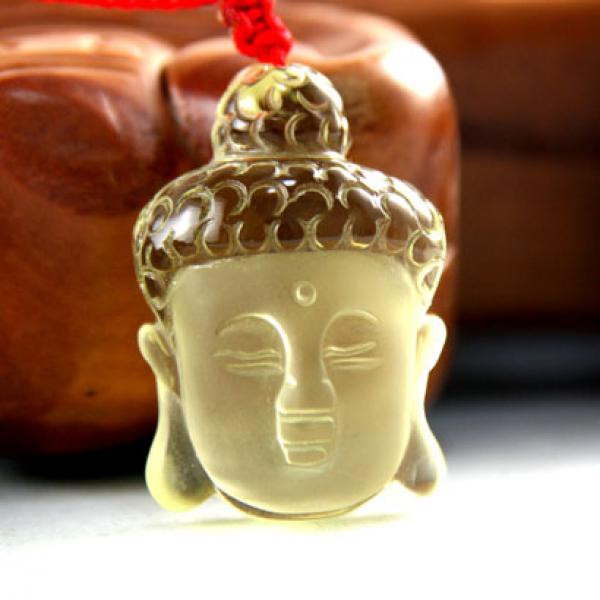 .. phụ nữ đeo mặt dây chuyền Phật bằng thạch anh vàng.