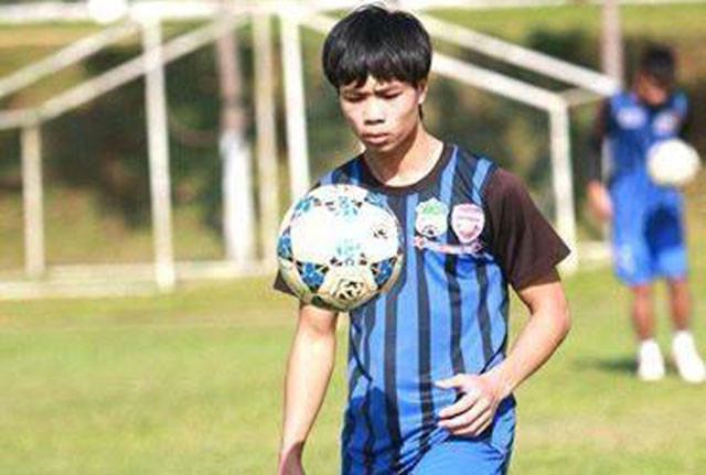 Sang năm 2015, Công Phượng được góp mặt tại V-League và theo thông tin mới nhất, chàng cầu thủ xứ Nghệ đã bỏ số 10 trên áo đấu để thay bằng số 44.