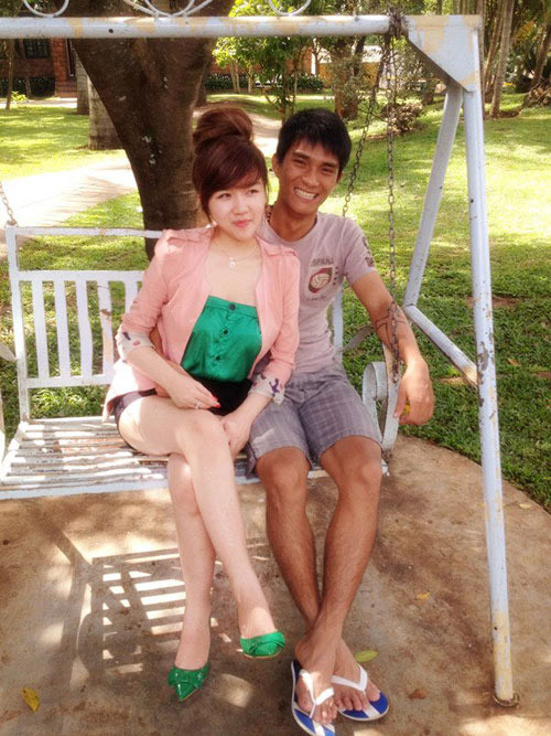 Được biết, phải mất đến hơn 4 năm Hoàng Thiên mới "cưa đổ" được cô nữ sinh xinh đẹp học khoa Tài chính Ngân hàng, ĐH Ngân hàng TP HCM.