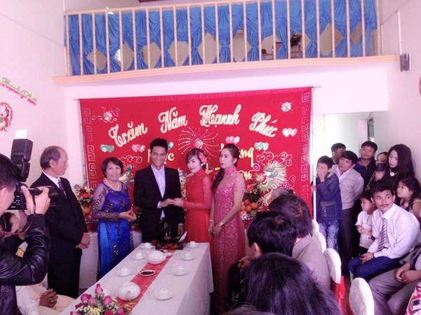 Năng nổ trên sân đấu nhưng trong chuyện tình cảm Hoàng Thiên lại thường xuyên bị bạn gái chê là lầm lỳ, sống nội tâm và đôi khi hơi... "sến". Cuối tháng 5 vừa qua, Hoàng Thiên chính thức đưa nàng Ngọc Nguyệt về dinh. Đám cưới của cặp đôi đẹp nhất nhì làng bóng đá VN được tổ chức tại Gia Lai với sự hiện diện, chung vui của nhiều bạn bè, cầu thủ, nhà báo.