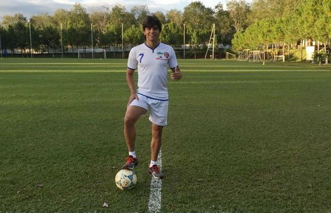 Thi đấu tập khá tốt ở vị trí tiền đạo, sở hữu lối chơi giàu kỹ thuật và dứt điểm tốt bằng hai chân, nhưng điểm yếu lớn nhất của Julio Moraes Ribeiro là chỉ biết mỗi tiếng Bồ Đào Nha. Do vậy "thầy Giôm" đã chỉ đạo Công Phượng cùng các đồng đội tích cực giúp đỡ anh này cả trong và ngoài sân tập để sớm hòa nhập.