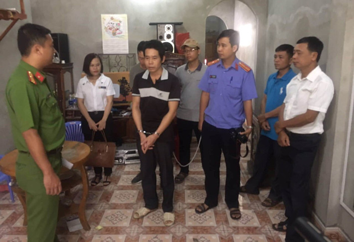 Vừa qua ngày 19/7, cơ quan cảnh sát điều tra, Công an tỉnh Điện Biên tiếp tục đưa 2 đối tượng là Cầm Văn Chương và Phạm Văn Dũng là hai đối tượng cuối cùng trong số 8 đối tượng tham gia hiếp dâm sát hại nữ sinh giao gà Điện Biên - Cao Mỹ Duyên tại nhà Bùi Văn Công ở Đội 11, xã Thanh Nưa, huyện Điện Biên (Điện Biên) để thực nghiệm điều tra.