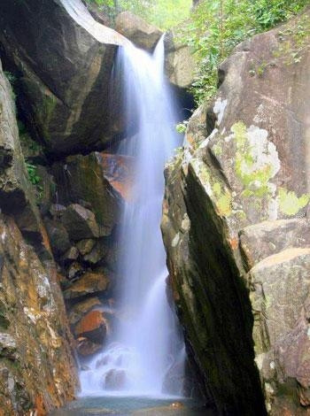 Suối Tiên chảy qua nhiều tầng, bậc tạo nên 14 con thác có độ cao khác nhau, trong đó có một số thác cao đến 20m. Cảnh vật ở đây còn khá hoang sơ nên bạn có thể leo núi, cắm trại, nghỉ dưỡng và thậm chí là nghiên cứu khoa học.