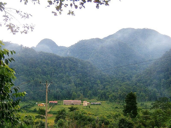 Núi Thắm: Vì có hình dáng như đầu rồng nên Núi Thắm còn được gọi là núi Đầu Rồng. Núi dài gần 4km xung quanh có hàng trăm ngọn đồi nằm kề nhau xanh mướt với nhiều loại cây như chè, cọ, sơn, trẩu…