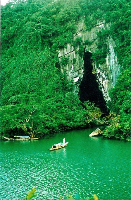 Hang động Xuân Sơn: Hang động này thuộc xã Xuân Sơn, huyện Thanh Sơn, phía tây tỉnh Phú Thọ. Đây là một quần thể hang động kỳ ảo và nằm sâu trong rừng cây bạt ngàn bí ẩn. Chắc chắn bạn sẽ ngỡ ngàng khi nhìn thấy vẻ đẹp của các nhũ đá đấy. Bên cạnh những thắng cảnh này, bạn còn có dịp tham gia nhiều lễ hội khác nhau. Chẳng hạn như Hội bơi chải, Hội rước voi, Hội rước Chúa Gái, Hội ném còn của dân tộc Mường.