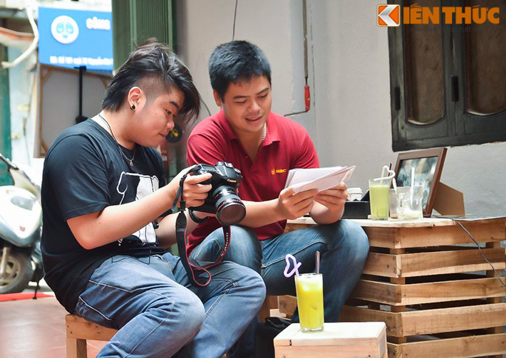 Quán còn là nơi giao lưu của những tay máy cũng như các bạn trẻ thích không gian ảnh. Tại đây, mọi người có thể tự do buôn bán, giao lưu những phụ kiện máy ảnh với nhau.