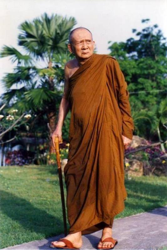 Trưởng lão Hòa thượng có phong thái ung dung.